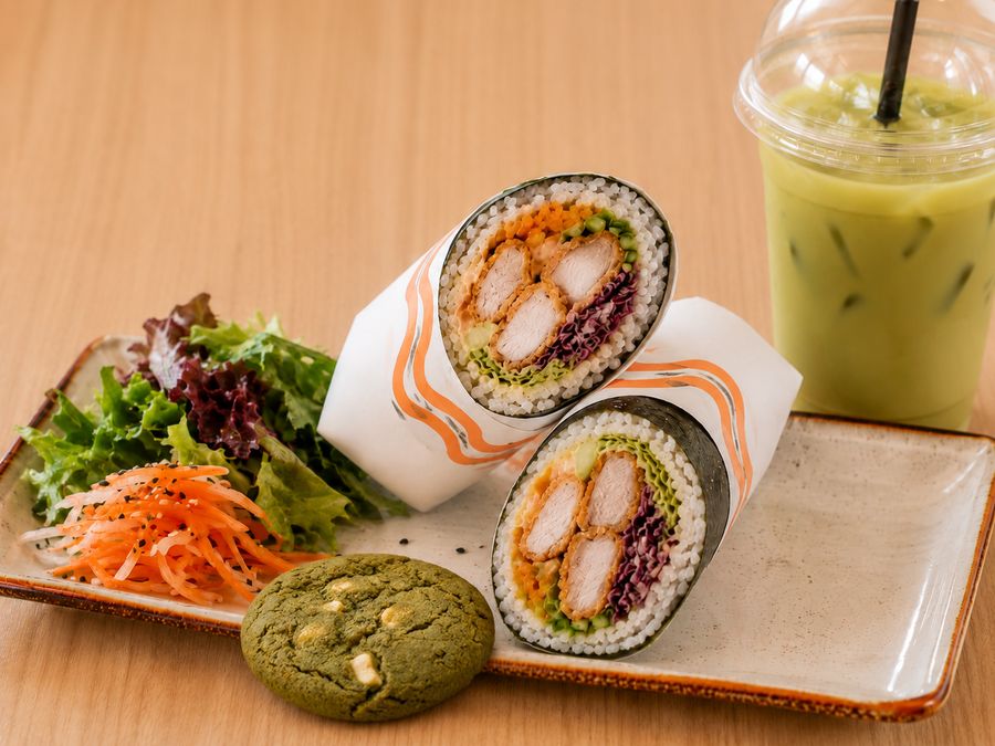 Chicken Katsu Sushi Wrap, Salat, Matcha-Cookie und ein Iced Matcha Latte, verpackt in GiGi Bistro Papier